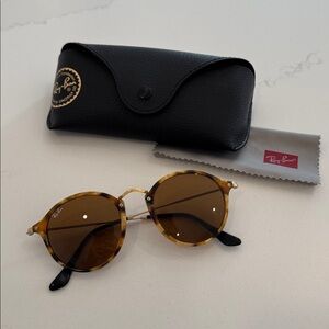 Ray-Ban RB 2447 Round Fleck Tortoiseshell Sunglasses in Havana Brown